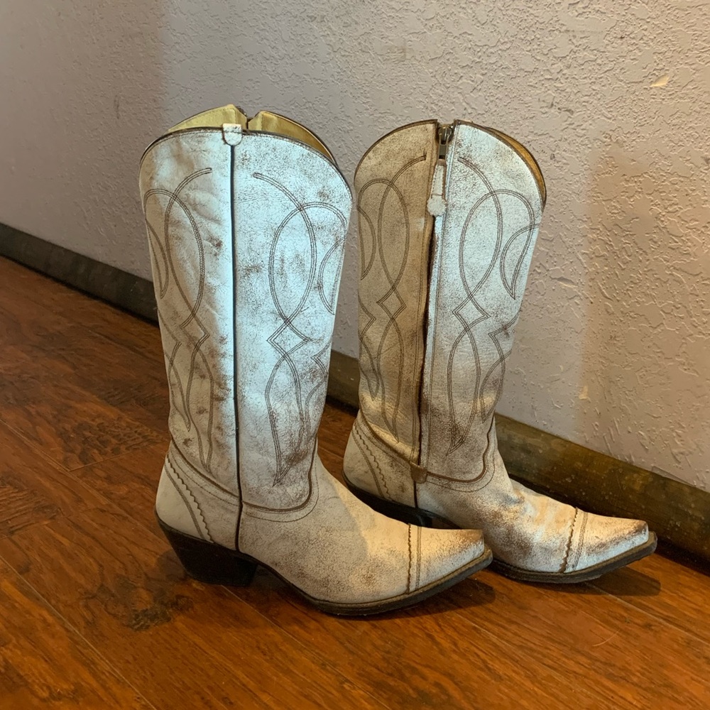 Tony Lama White Distressed snip toe boots sz 10